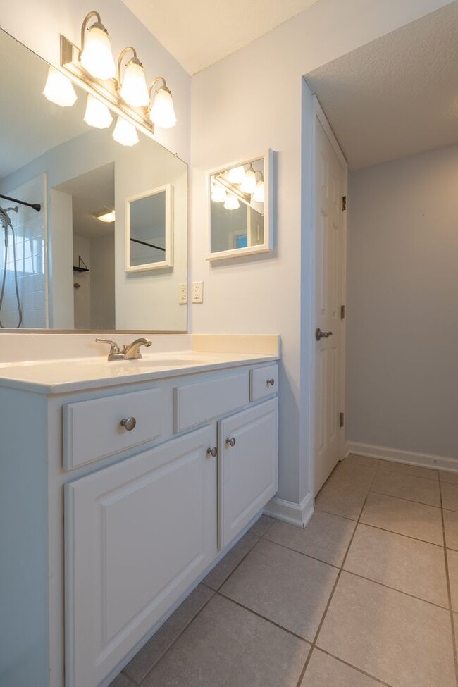 Building Photo - MOVE IN READY 2-bedroom in Virginia Beach!