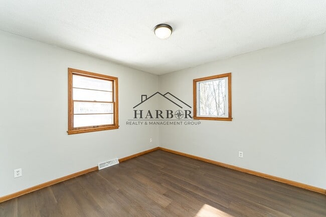 Building Photo - Recently Renovated 5 Bedroom Home! *1/2 OFF FIRST MONTH OF RENT*