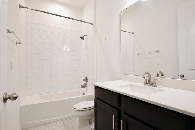 Building Photo - Elegant 5-Bedroom Pool Home for Rent in Sa...