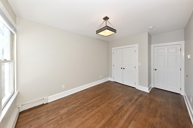 Building Photo - 62 Elm St