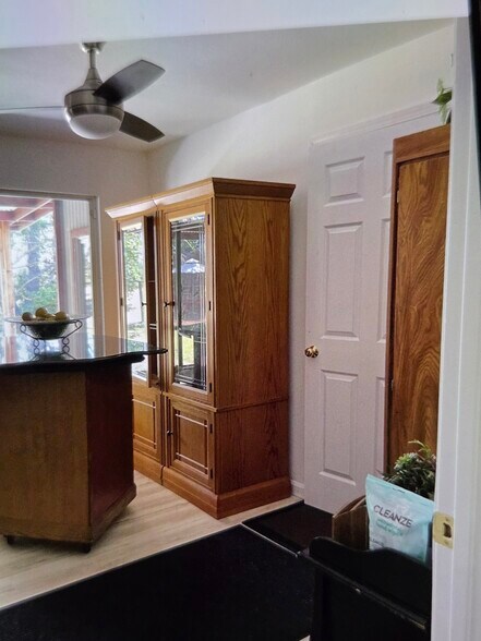 Rental off main kitchen opposite from housemates ( 1 upstairs n 1 off main entrance. - 145 Turnberry Way