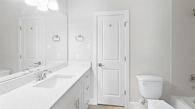 Building Photo - 5713 Woodlands Dr