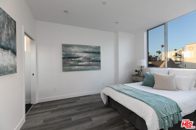 Building Photo - 423 S Wilton Pl