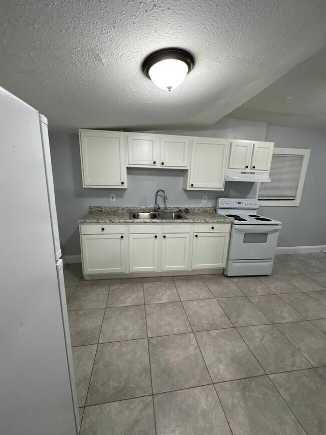 Building Photo - Fully Renovated 3/1 Single Family House Available for Immediate Rent!
