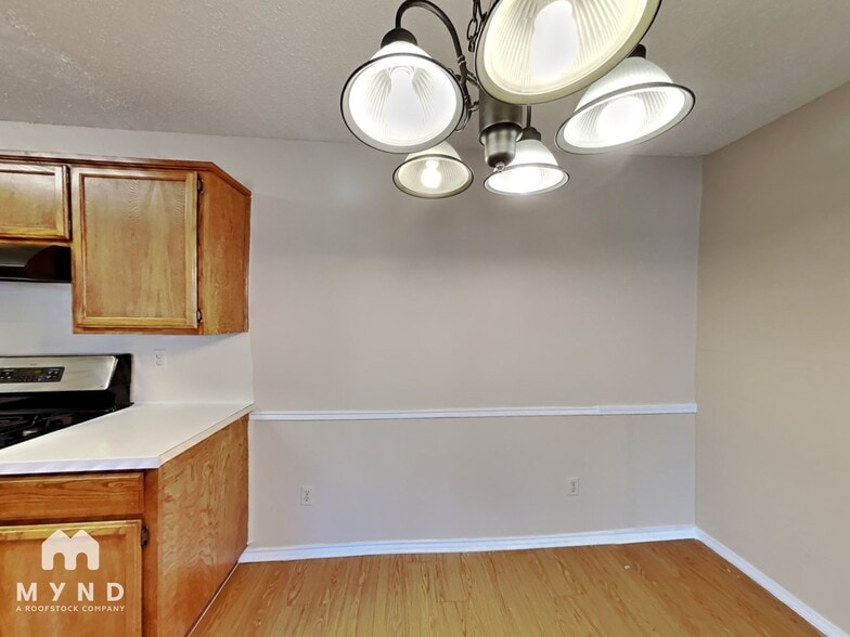 Building Photo - 1213 Hyridge St