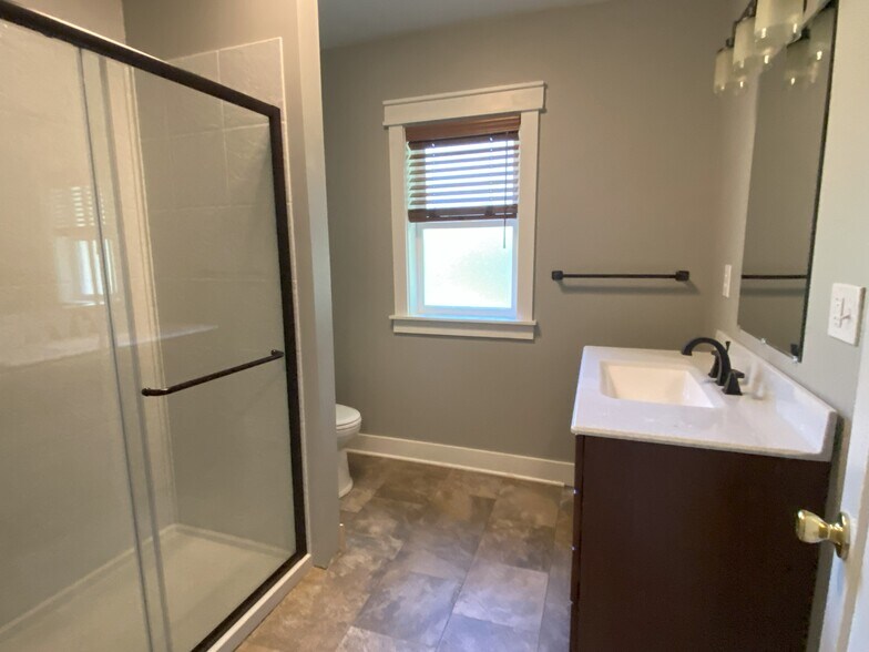Building Photo - 644 Perrin Ave