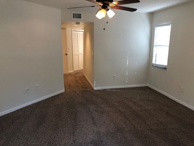 Building Photo - 9648 Windsor Gardens Ln