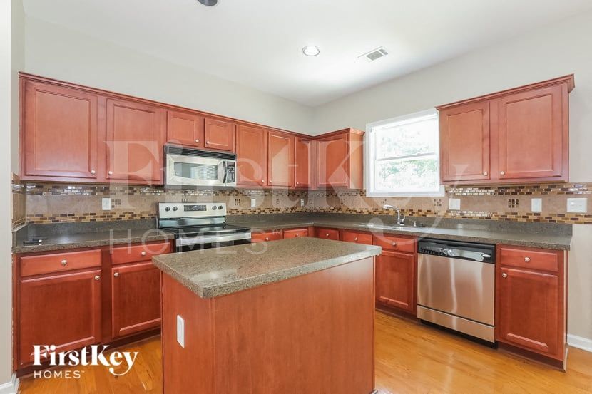 Building Photo - 1530 Hedington Cir SE