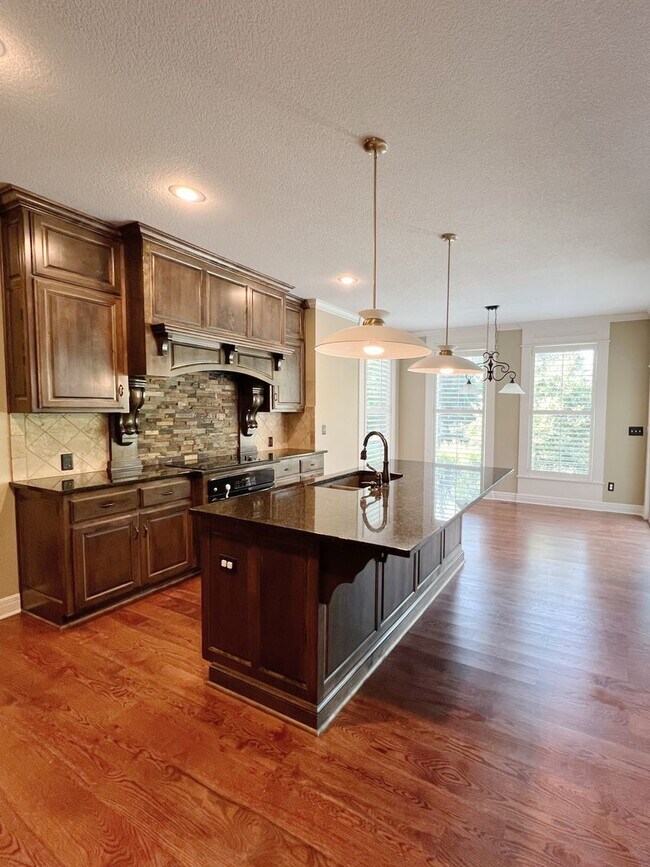 Building Photo - SEE IT NOW: Luxury 5-Bed Home in Wilshire ...