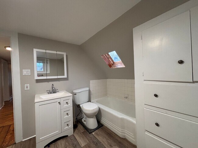 Building Photo - 4 Bedroom 2 Bath Single Family Home W/Garage!