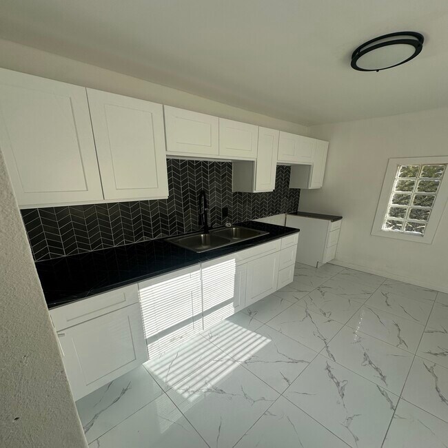 Building Photo - 5246 Maryland St