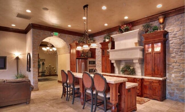Building Photo - Beautiful Townhouse - Orem w attached 2 ca...