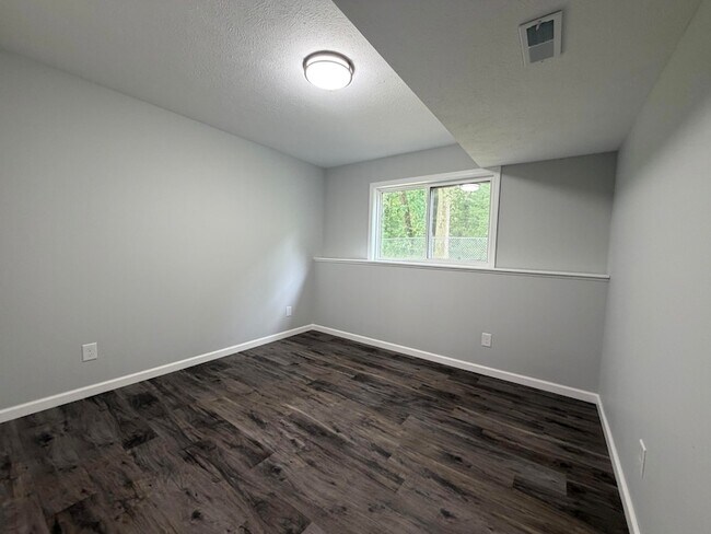 Building Photo - 122 Summit Dr
