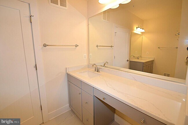 Building Photo - 44840 Tiverton Sq