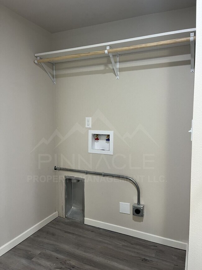 Building Photo - 1-5 1/2 Chicago Ave