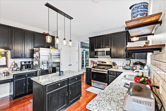 Building Photo - Beautiful 5-bedroom home close to VRE, I-95, shopping and much more!