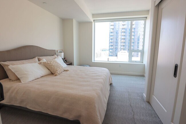 Building Photo - Luxurious Jewel high-rise condo unit; FULL...