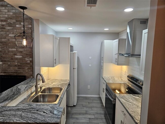 Building Photo - 2209 Singletree Ave