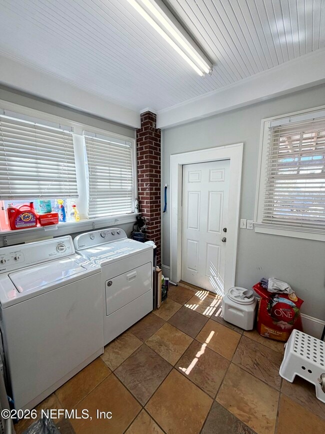 Building Photo - 3323 Park St