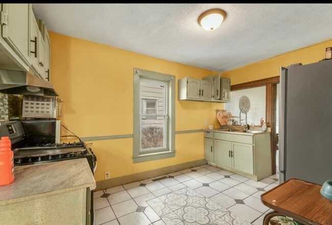 Building Photo - 707 W Cleveland Ave