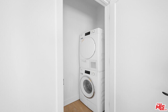 Building Photo - 5826 Craner Ave