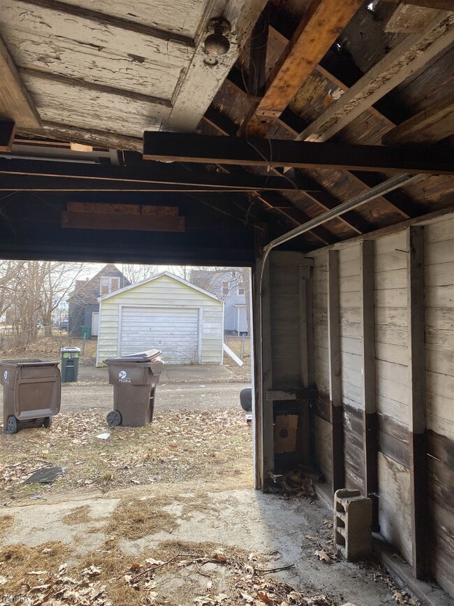 Building Photo - 3 br, 1 bath House - 2216 Northeast Monroe...