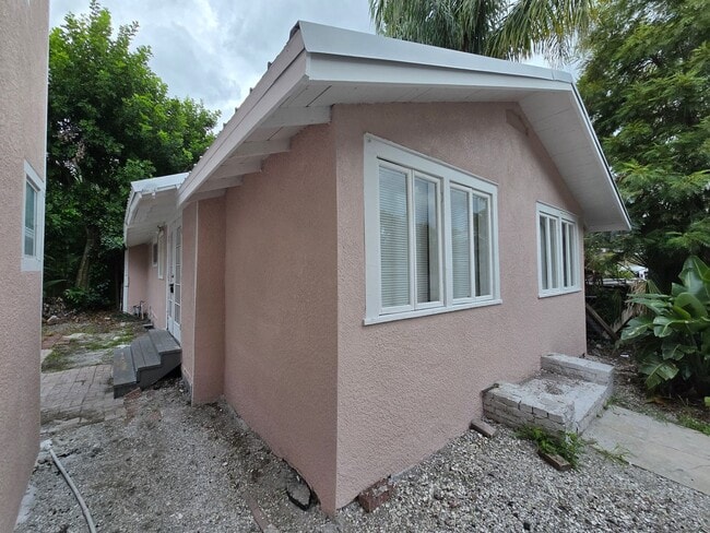 Building Photo - Charming Cottage Style 2 bed/1 bath Home N...