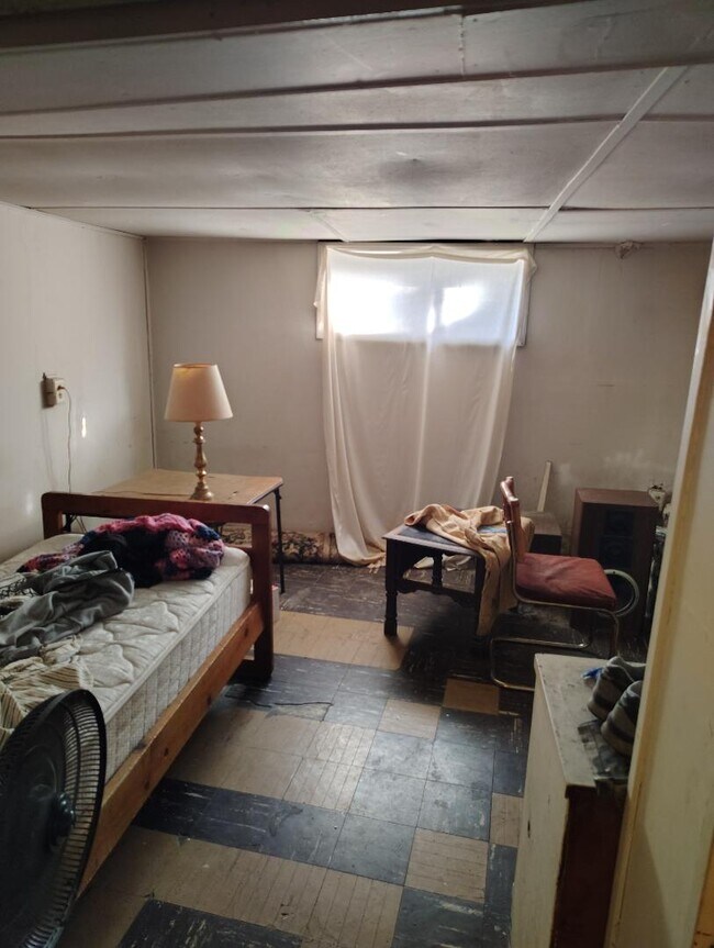 Building Photo - 353 W 26th St