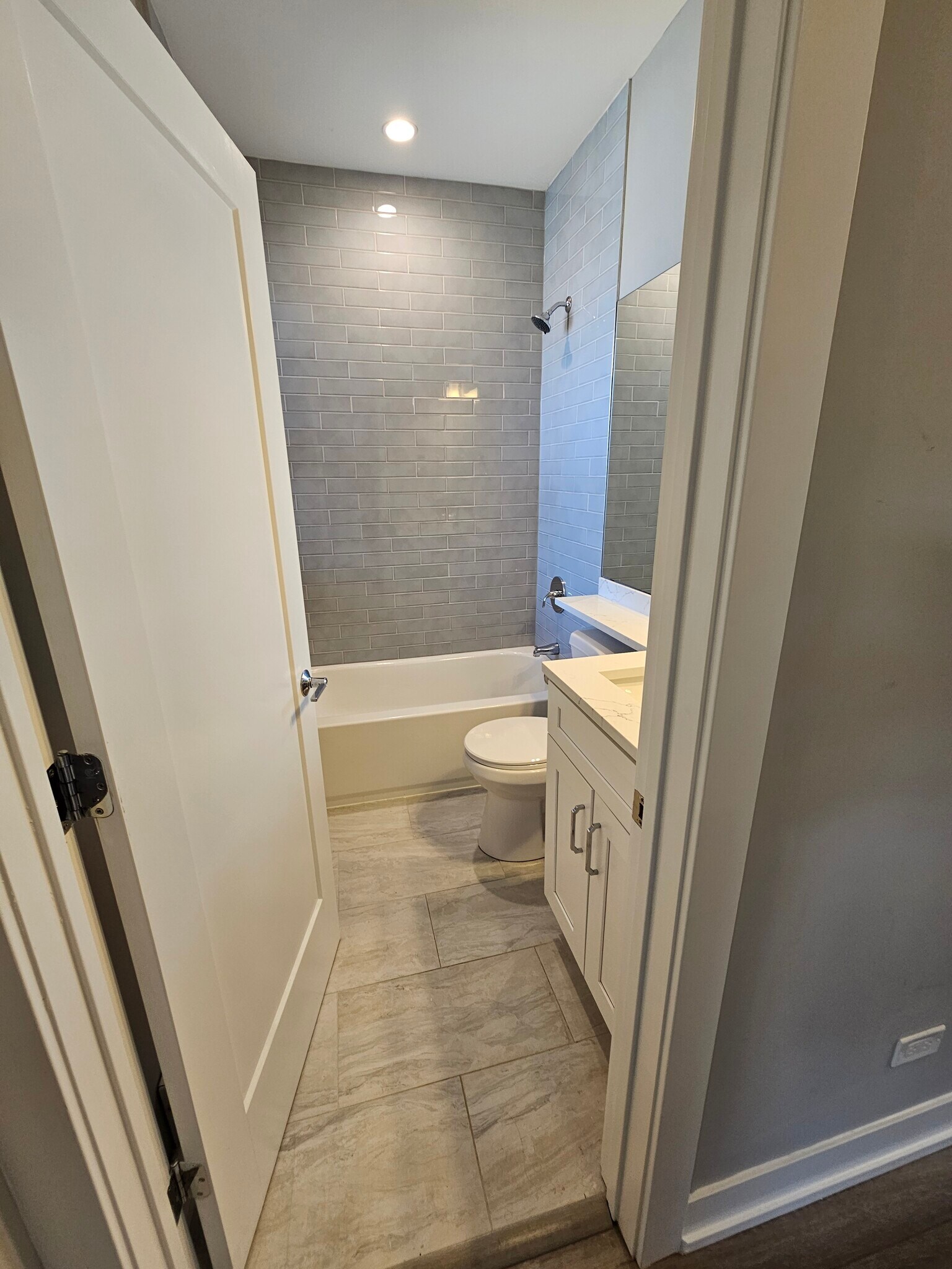 Building Photo - 3931 N Janssen Ave