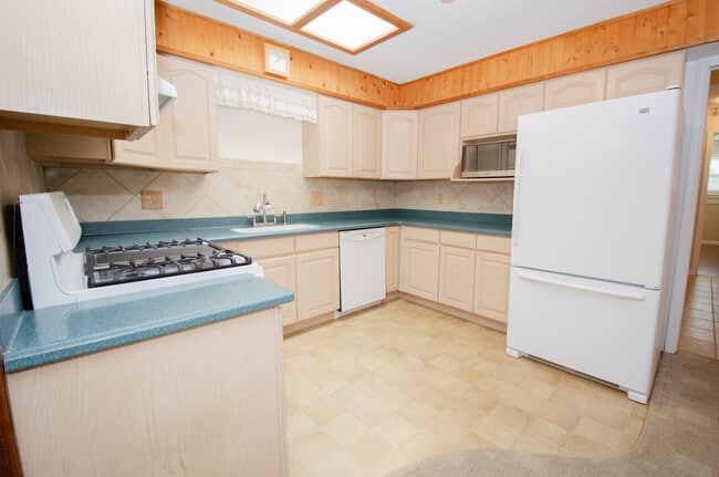 Building Photo - 215 Hillcrest Pl