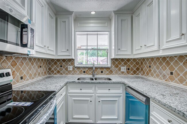 Building Photo - 2323 Tinechester Dr