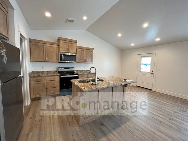 Building Photo - 3 Bed, 2 Bath Town Home w/ 2 Car Garage - ...