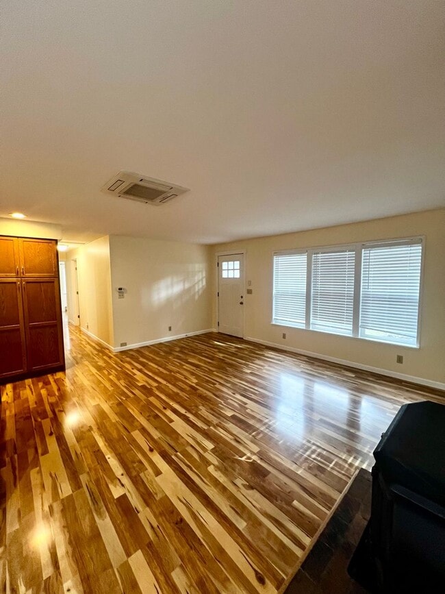 Building Photo - Cozy Rambler!!