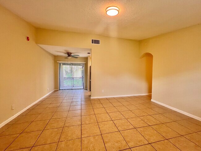 Building Photo - 423 Glenwood Dr