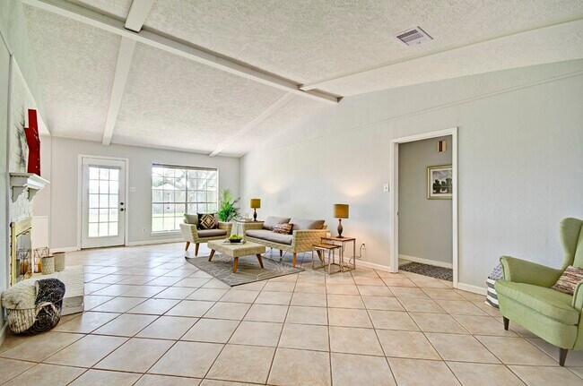 Building Photo - 609 Mary Ann Dr