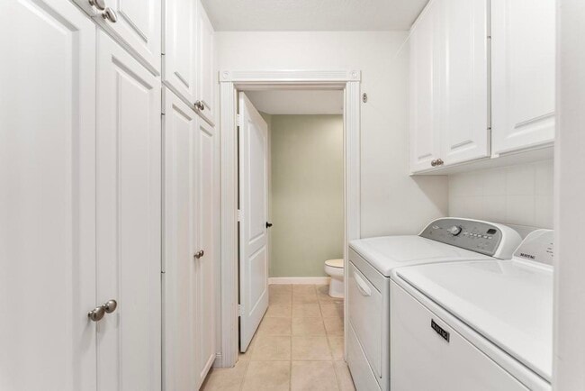 Building Photo - 180 Freeport Dr