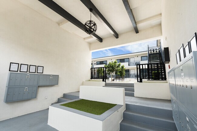 Building Photo - 730 S Serrano Ave