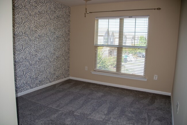 Building Photo - 122 Tuftin Dr