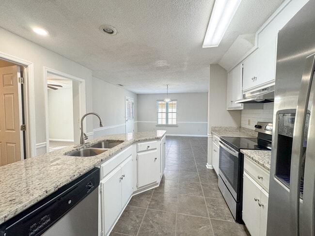 Building Photo - 8 Clayton Ln