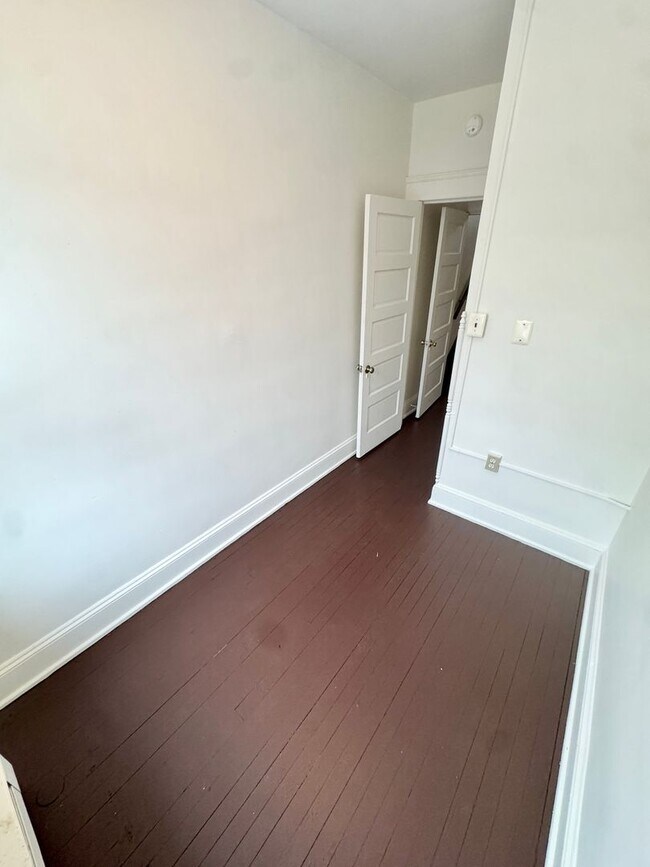 Building Photo - 819 E 5th St