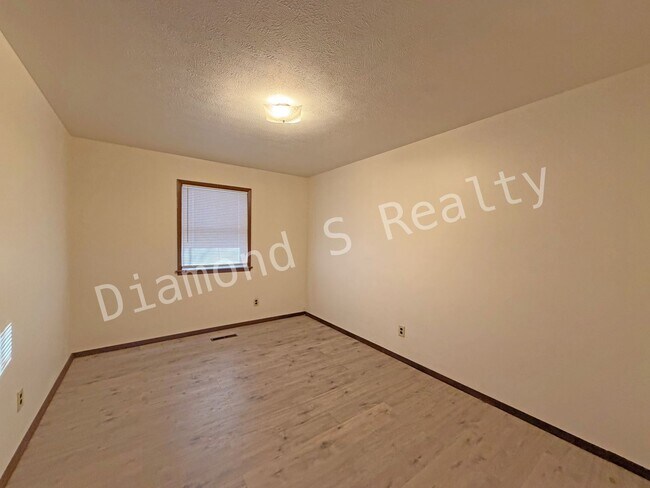 Building Photo - Cute 2 bedroom Duplex Unit Available Now!