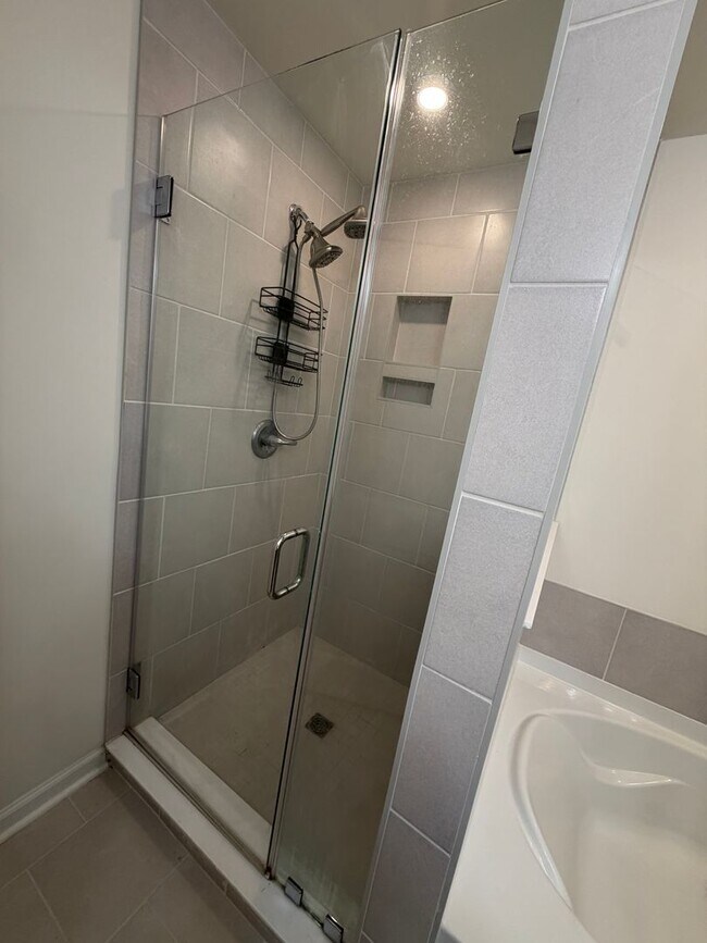 Building Photo - Beautiful 3 Bed / 2.5 Bath Townhome in Foxbank Plantation