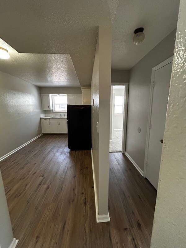 Building Photo - 1415 W Maple Ave