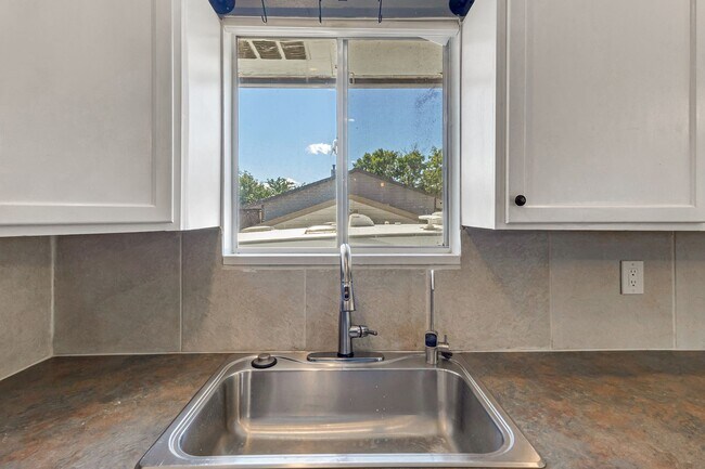 Building Photo - Spacious 5 Bed, 3 Bath with Sunroom