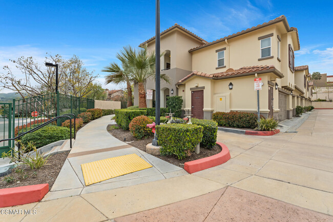 Building Photo - 453 Country Club Dr