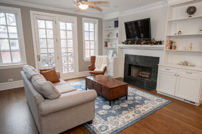 Building Photo - 3-Bed Urban Retreat with Fireplace & Granite Touches in Lincoln Park