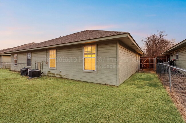 Building Photo - 1021 Rice St