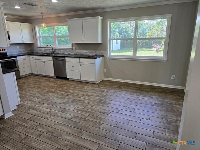Building Photo - 205 E Cherokee Dr