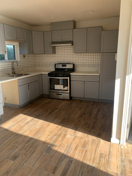 Primary Photo - 519 W 219th St