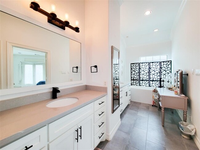 Building Photo - 1421 Bremond St